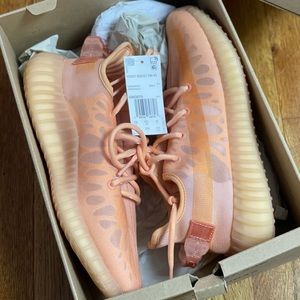 YEEZY BOOST 350 V2
"Mono Clay"… New Never worn, with tag